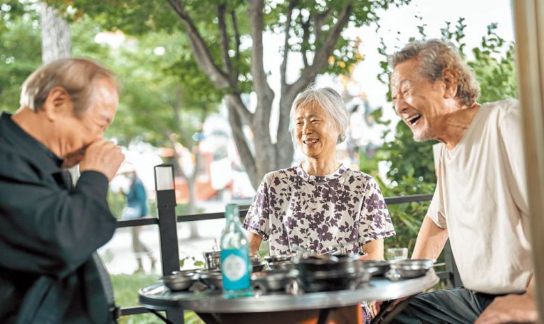 배우 박근형·장용·예수정이 무전취식 노인들로 나오는 영화 ‘사람과 고기’. 존엄을 지키고 위로를 나누는 삶에 대한 질문을 던진다. /트리플픽쳐스