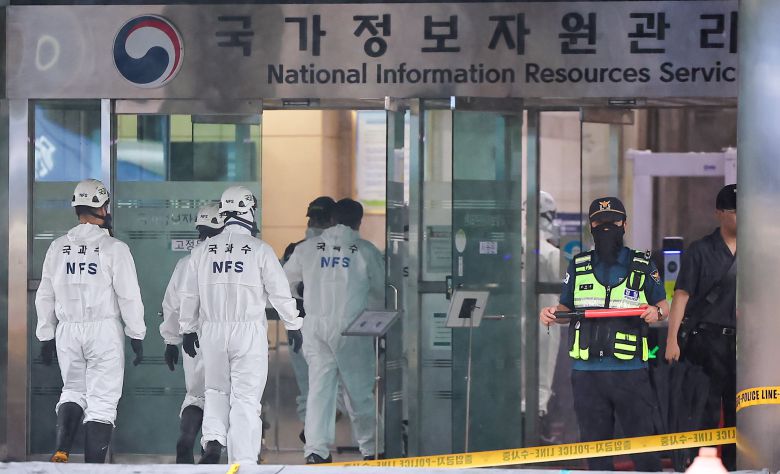 28일 오전 대전경찰청·소방·국립과학수사연구원 등 합동감식반 관계자들이 대전 유성구 국가정보자원관리원(국정자원) 화재현장으로 향하고 있다. 2025.9.28/뉴스1 ⓒ News1 김진환 기자