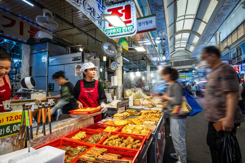 '신원당식품'에서 파는 전의 종류는 동태전·호박전·삼색전 등 10가지. 평소 전을 부치는 데 쓰는 밀가루 양은 하루 약 10㎏이지만 명절 때는 훌쩍 늘어난다. /이건송 영상미디어 기자