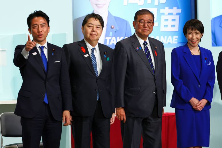 일본 자민당(LDP) 신임 총재로 선출된 다카이치 사나에(오른쪽)가 도쿄에서 열린 자민당 총재 선거에서 승리한 후, 이시바 시게루 총리(오른쪽 중앙),일본 관방장관 하야시 요시마사(왼쪽 중앙), 고이즈미 신지로 농림수산상(왼쪽)과 함께 서 있다./로이터 연합뉴스