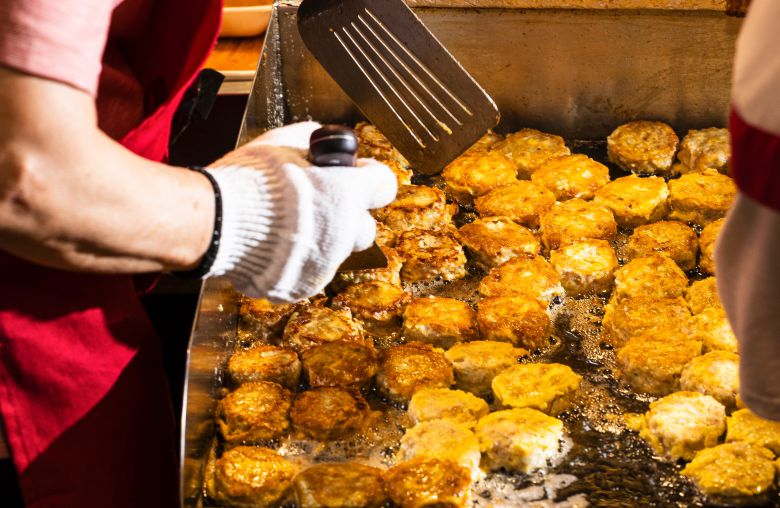 동그랑땡이 자글자글~. 조용순씨는 "뒤집개로 눌러 봤을 때 탱탱하게 올라오면 익은 것"이라고 했다. /이건송 영상미디어 기자