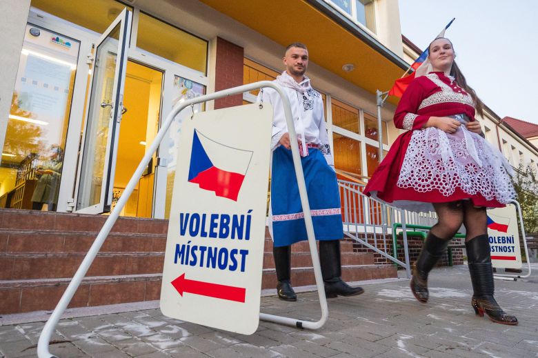 총선이 열린 체코의 남부 샤르디체의 한 투표소에서 체코 전통 복장을 입은 사람들이 투표를 마치고 나오고 있다. 이날 이 도시에서는 총선과 더불어 체코 전통 의복의 날 행사가 열렸다. /AFP 연합뉴스