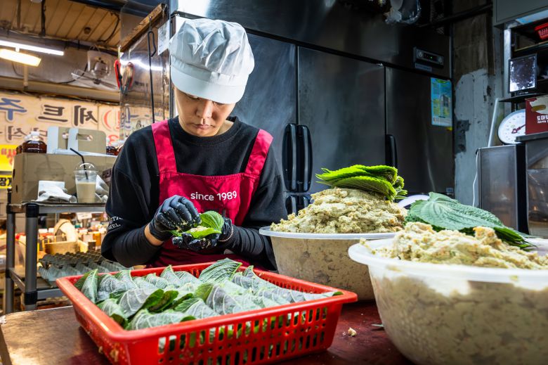 이번엔 깻잎전 속 넣기. 깻잎전 속이 담긴 바구니 하나의 무게만 8.3kg이다. /이건송 영상미디어 기자