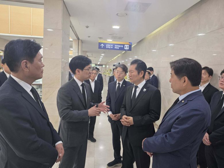 4일 행안부 공무원 빈소를 방문한 정청래 더불어민주당 대표의 모습. /박수현 민주당 의원 페이스북