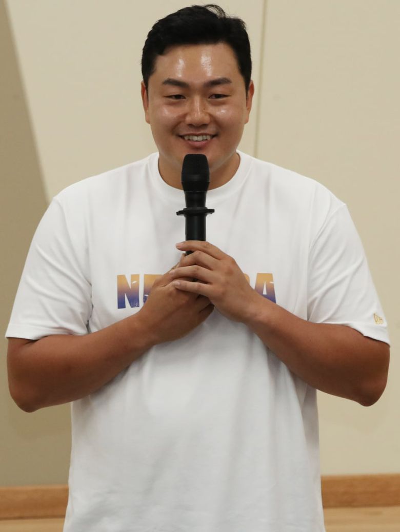 코리안 메이저리거 최지만 선수가 지난해 제주고등학교에서 제주고, 제주제일중학교 학생 선수들을 만나 조언을 건네고 있다. /뉴스1