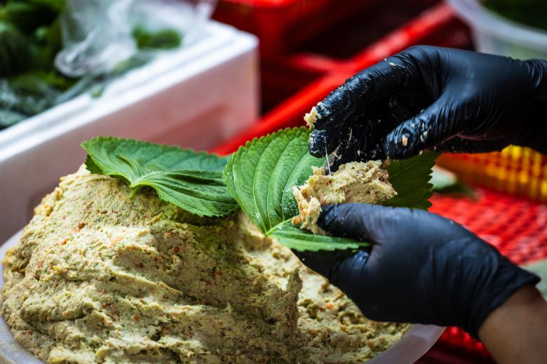 깻잎 크기와 무관하게 속의 양을 일정하게 쥐어 넣는 것이 핵심. /이건송 영상미디어 기자