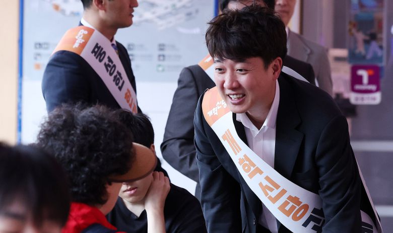 이준석 개혁신당 대표가 2일 오전 서울역에서 귀성길에 오른 시민들과 인사를 나누고 있다. 2025.10.2/뉴스1