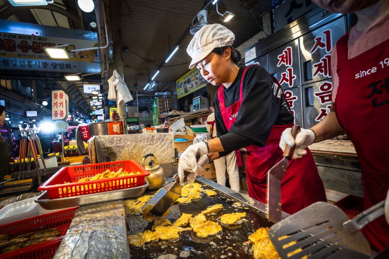 계란물로 이어진 전은 ‘적당한 때에’ 뒤집개로 갈라 모양을 잡아야 했다. 계란이 너무 익은 뒤 가르면 가장자리가 빼죽해졌다. /이건송 영상미디어 기자
