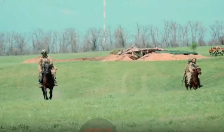 병사들이 2인 1조로 말에 탄 채 훈련 중이다. /텔레그램