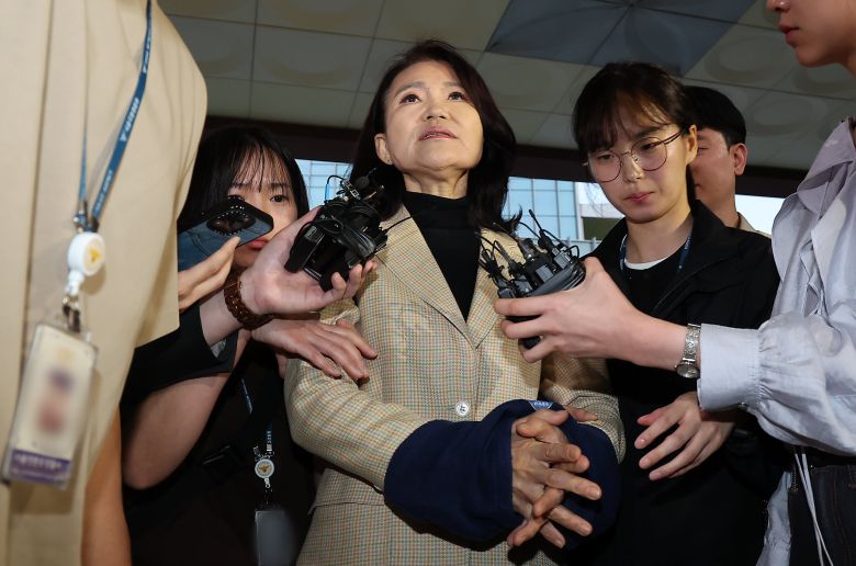 이진숙 전 방송통신위원장이 지난 2일 오후 서울 대치동 자택에서 경찰에게 체포된 뒤 영등포경찰서로 압송되고 있다. /뉴스1