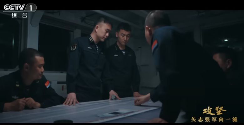 중국 관영 CCTV가 지난 8월5일 방영한 다큐멘터리에 등장한  푸젠함 항모의 비행갑판 통제실. 통제관이 사선의 활주로에 착륙한 함재기의 이동 경로에 대해 설명하고 있다. /CCTV 캡처