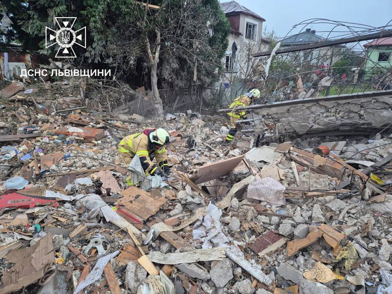 5일 러시아의 대대적인 드론·미사일 공격으로 우크라이나 서부 최대 도시 리비우에서 건물이 무너져 소방 당국이 구조 작업을 벌이고 있다. /EPA 연합뉴스