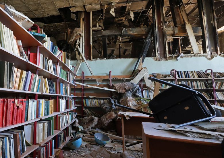 지난달 22일 크림반도 포로스 지역의 학교가 드론 공격을 받아 파괴됐다. 교실 안 책장 앞으로 천장 구조물이 무너져 내리고 지구본이 반쪽으로 갈라져 나뒹굴고 있는 모습. /로이터 연합뉴스