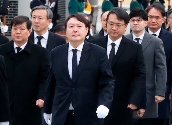 윤석열 당시 검찰총장이 2020년 1월 2일 강남일 차장검사(고검장), 한동훈 반부패·강력부장(검사장), 박찬호 공공수사부장(검사장) 등 대검 참모들과 국립서울현충원을 방문해 참배를 위해 현충탑으로 향하고 있다. /뉴시스