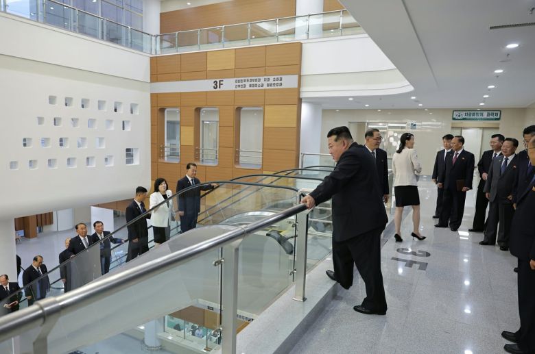 북한 노동당 기관지 노동신문은 7일 전날 평양종합병원 준공식에 참석한 김정은 당 총비서가 "정말로 제일 하고싶었던 일들 중에 마음속 제일 첫자리에 항상 놓고 있었던 사업"이라며 "최근년간 여러곳에 선진적인 보건 시설들이 일떠섰지만 진짜 모든 면에서 병원다운 병원은 이번에 건설한 평양종합병원"이라고 연설했다고 보도했다./노동신문 뉴스1