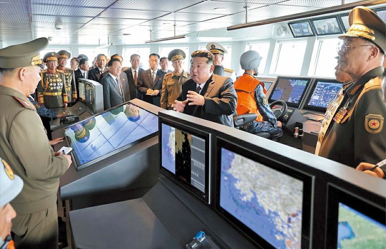 김정은 탄 북한판 이지스함에 서해 NLL 지도  김정은 북한 국무위원장이 지난 5일 북한 신형 구축함인 ‘최현호’를 방문했다고 북한 관영 매체가 6일 보도했다. 구축함 전투통제실에 설치된 모니터 속에 서해 북방한계선(NLL) 부근 해도(붉은 원 안)가 띄워져 있는 모습을 노출시켰다./노동신문 뉴스1