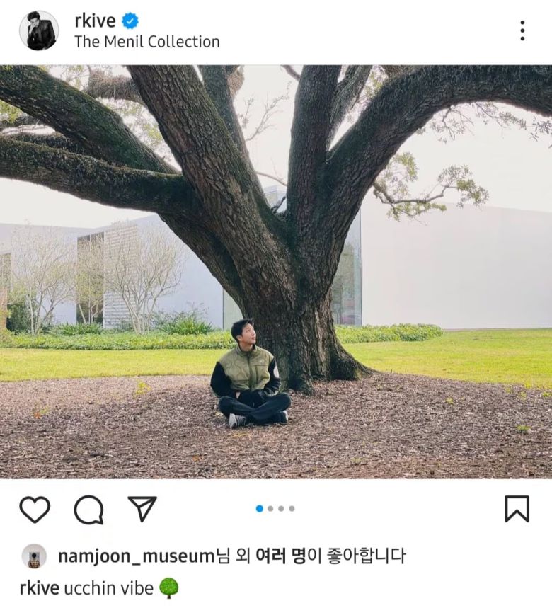 RM이 텍사스 '메닐 컬렉션' 정원의 떡갈나무 아래 앉아 찍은 사진. 'ucchin vibe’라는 한 줄 설명을 붙였다. 장욱진 그림 속에 자주 등장하는 '큰 나무 아래 앉은 사람'을 오마주한 것이다. /RM 인스타그램