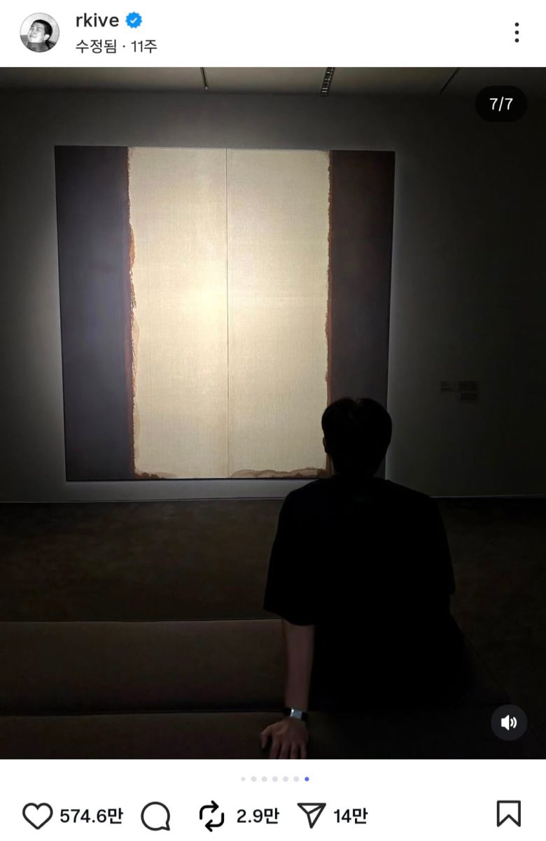지난 7월 RM이 국립현대미술관 과천관의 소장품 상설전에 나온 윤형근 작품을 감상하는 모습. /RM 인스타그램
