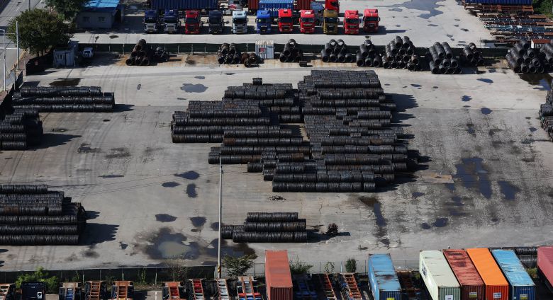 지난 8일 경기도 평택항에 철강 제품이 쌓여있는 모습. /연합뉴스