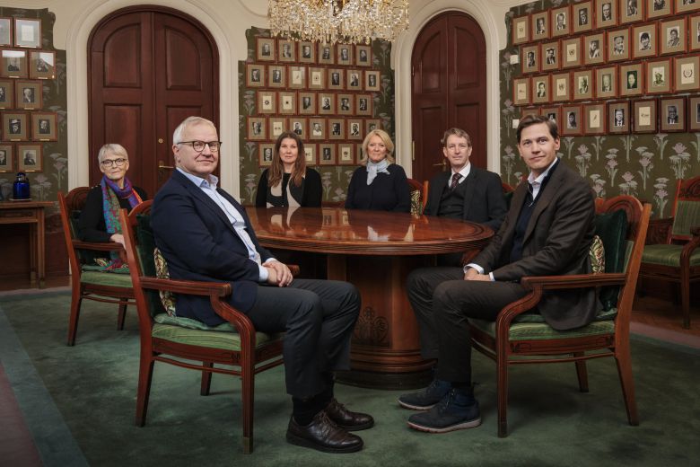 The Norwegian Nobel Committee, 2025. 올해 노벨평화상 수상자를 선정하는 5인과 사무국장. 오른쪽 끝이 요르겐 왓네 프리드네스 위원장, 그 옆이 아슬레 토예 부위원장./노벨위원회