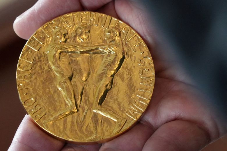 노르웨이노벨위원회의 한 직원이 손에 들고 있는 노벨평화상 메달 복제품/로이터 연합뉴스