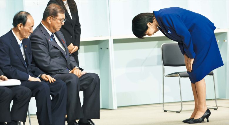 다카이치 사나에(오른쪽) 신임 일본 자민당 총재가 지난 4일 선출 직후 이시바 시게루(왼쪽에서 둘째) 총리에게 허리 숙여 인사하고 있다./신화 연합뉴스