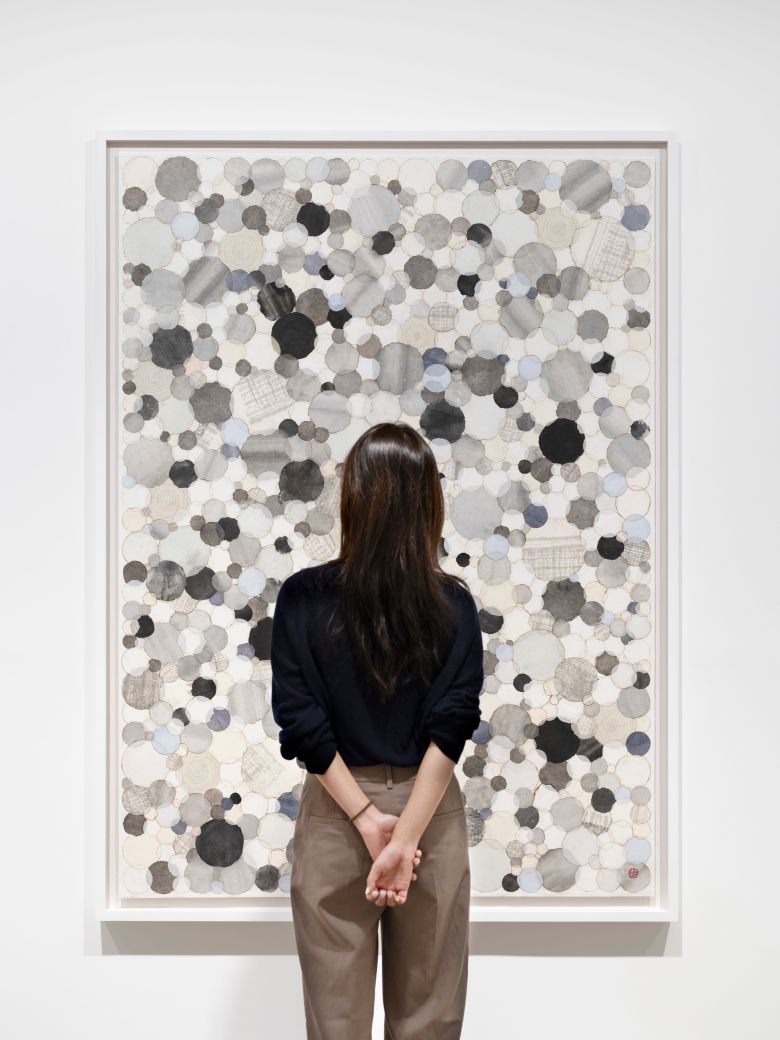 전시장에서 한 관계자가 김민정 작품 'Encounter'(2024)를 감상하고 있다. /갤러리현대