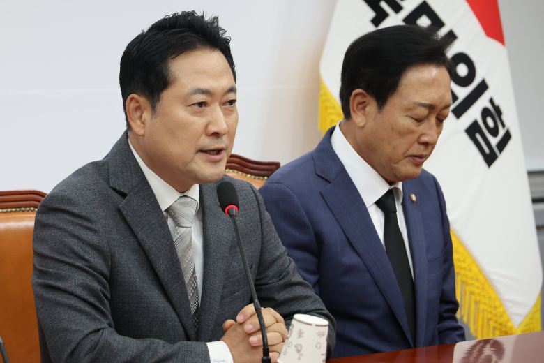 국민의힘 장동혁 대표가 지난 10일 서울 여의도 국회에서 기자회견을 열고, 김건희 여사 관련 의혹을 수사 중인 민중기 특별검사팀에 조사받은 양평군 공무원이 자택에서 숨진 채 발견된 것과 관련해 특검 수사를 비판하고 있다. /연합뉴스