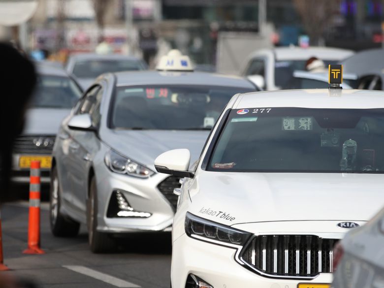 서울 중구 서울역 인근에서 택시가 승객을 태우기 위해 이동하고 있다. 기사 내용과는 무관한 사진. /뉴스1