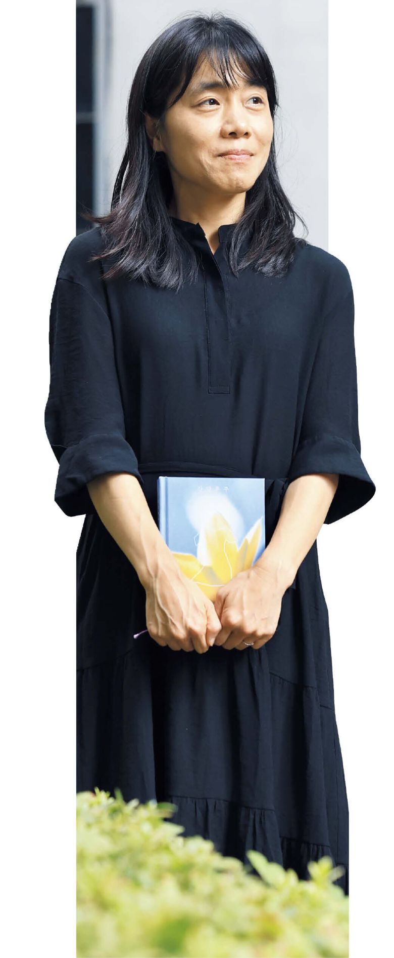 피해자의 증언을 녹인 소설이 미학적일 때 이는 윤리적인가. 김숨은 “거칠게 다가가고 싶지 않았다”며 “표현은 정제하되 오히려 아름답게, 고운 옷을 입혀 드리고 싶었다”고 했다. /장경식 기자