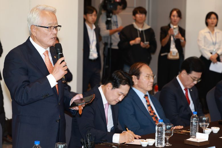 국민의힘 장동혁 대표(오른쪽)가 13일 서울 영등포구 여의도 한 중식당에서 열린 국민의힘 상임고문단 회의에 참석해 고문단 회장인 정의화 전 국회의장의 발언을 메모하고 있다./연합뉴스