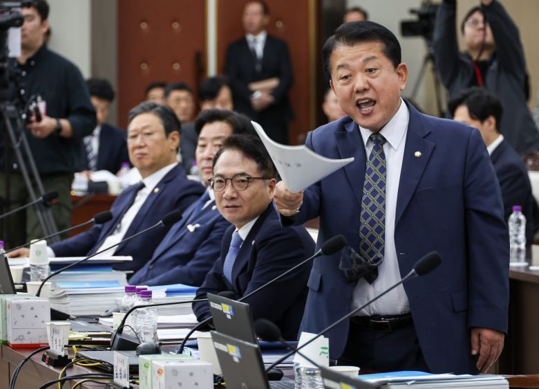 이재명 정부 첫 국정감사가 시작된 13일 서울 용산구 국방부 청사에서 열린 2025 국방부 국정감사에서 더불어민주당 김병주 의원이 성일종 국회 국방위원장에게 항의하고 있다. /연합뉴스