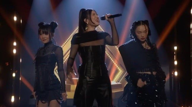 넷플릭스 영화 '케이팝 데몬 헌터스' 속 가상 걸그룹 헌트릭스의 실제 가창을 맡은 레이 아미(왼쪽부터), 이재, 오드리 누나가 미국 '더 투나잇 쇼 스타링 지미 팰런' 방송에 출연한 모습./ NBC