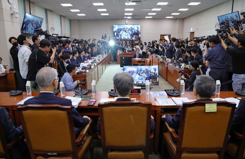 조희대 대법원장 등 사법부 기관 증인들이 13일 서울 여의도 국회에서 열린 법제사법위원회의 대법원 등 국정감사에서 여야 의원들의 언쟁을 지켜보고 있다. /남강호 기자
