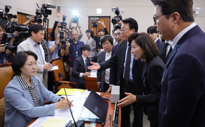 국민의힘 나경원, 곽규택 등 의원들이 13일 서울 여의도 국회에서 열린 법제사법위원회 대법원 등에 대한 국정감사 진행과 관련해 항의하고 있다. /남강호 기자