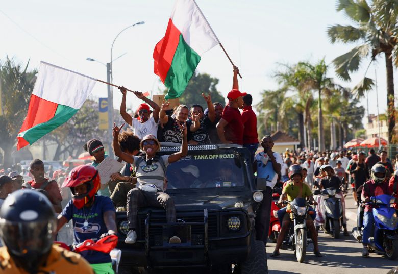 14일(현지시간) 마다가스카르 수도 안타나나리보 독립대로 시청 앞에서 열린 전국 청년 주도 시위에서 군이 시위대에 합류한 뒤 참가자들이 차량에 올라 깃발을 흔들고 있다. 이번 시위는 잦은 단전과 단수에 항의하며 시작돼 정권 붕괴로 이어졌다. /로이터 연합뉴스