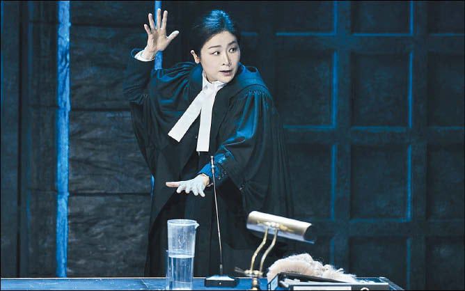 여성 1인극 '프리마 파시'에서 성폭력 피해자가 된 변호사 '테사'를 연기하는 이자람. /쇼노트