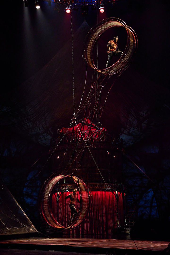 태양의 서커스 '쿠자(KOOZA)'중 '휠 오브 데스(Wheel of Death)' 공연의 모습. 최대 10m 상공에서 뛰어오르며 감탄을 자아낸다. 한국을 찾은 태양의 서커스가 8월 21일부터 부산에서 쿠자 공연을 선보이고 있다./마스트 인터내셔널