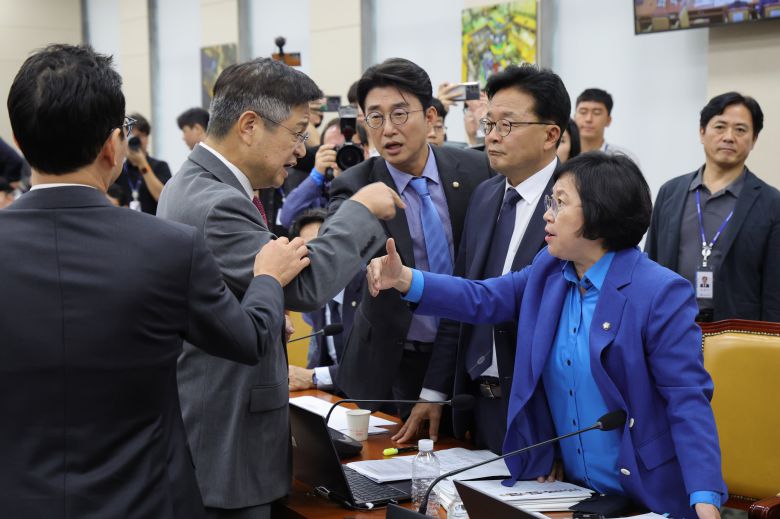 14일 서울 여의도 국회에서 열린 과학기술정보방송통신위원회 방송통신위원회 등에 대한 국정감사에서 더불어민주당 김우영 의원의 질의 중 국민의힘 박정훈 의원의 문자메시지 공개와 관련해 여야 의원들이 설전을 벌이고 있다. /남강호 기자