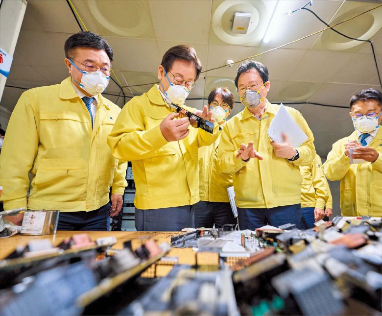 10일 이재명 대통령이 지난달 26일 화재가 발생했던 대전 국가정보자원관리원을 방문해 피해 상황을 점검하고 있다. 당초 이 대통령은 추석 연휴 직후인 이날 연차를 냈으나, 이번 사고가 국가 전산망 마비 사태로 이어지는 등 사안의 중대성을 감안해 휴가 도중 일정을 잡았다고 대통령실은 설명했다. /대통령실