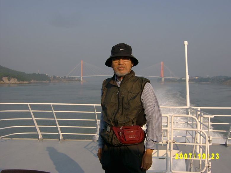 목포에서 추자도로 가는 선상에 선 강정길 장로. /강정길 장로 제공