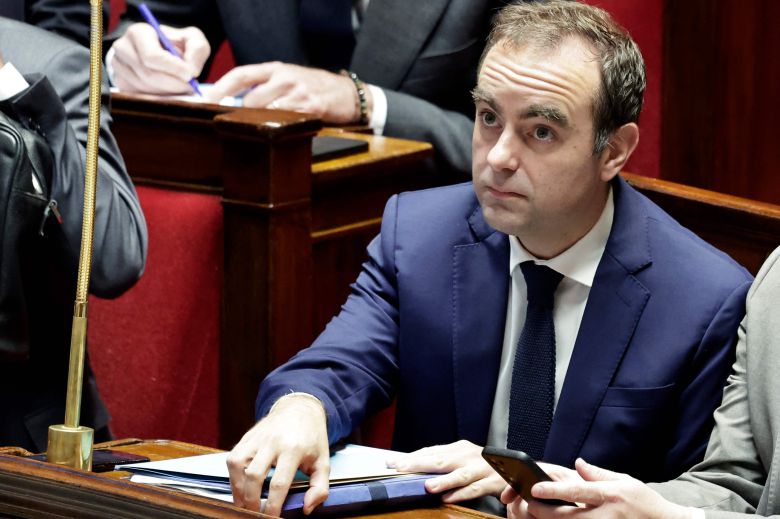 세바스티앵 르코르뉘 프랑스 총리가 16일 파리 국회의사당에서 열린 정부 불신임안 표결 토론에 참석하고 있다. 르코르뉘 총리는 사임 나흘 만에 재임명된 뒤 불과 일주일 만에 다시 의회의 불신임 표결에 직면했다. 극좌 굴복하지 않은 프랑스(LFI)와 극우 국민연합(RN)이 각각 불신임안을 발의으나 사회당(PS)이 불신임에 반대하면서 르코르뉘 총리는 간신히 실각 위기를 넘겼다. /AFP 연합뉴스