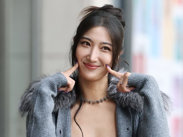 가수 겸 작곡가 이재가 라디오 '이은지의 가요광장' 출연을 위해 13일 오전 서울 영등포구 KBS 본관으로 들어서며 인사를 하고 있다. /뉴스1