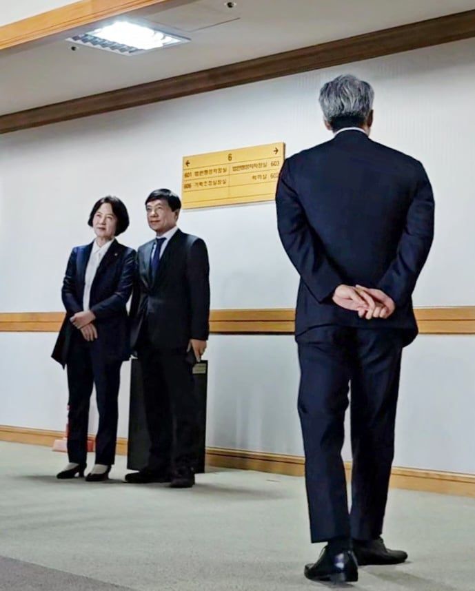 더불어민주당 소속 추미애(맨 왼쪽) 국회 법제사법위원장이 같은당 이성윤 의원과 함께 15일 서울 서초동 대법원 법원행정처장실 인근에서 기념사진을 찍고 있다. 이날 법사위는 민주당 주도로 대법원 현장 검증을 강행했다. /독자제공