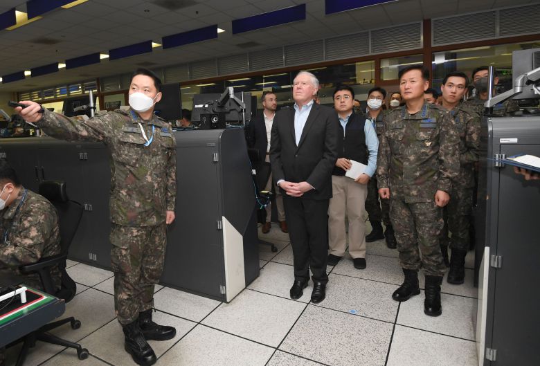 2023년 한미 관계자가 경기 오산 한국항공우주작전본부(KAOC) 내 ‘자유의 방패'(FS) 연습현장을 찾아 연습상황에 대해 보고받고 연합방위태세를 점검하고 있다./공군