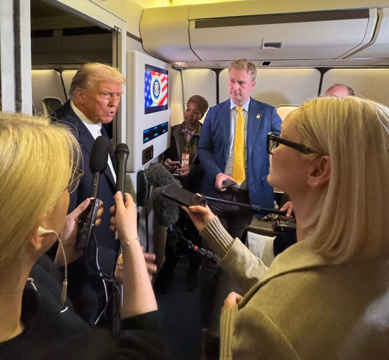 도널드 트럼프 미국 대통령이 14일 중동 순방을 마친 뒤 자정이 넘은 시각에 자신의 전용기 안에서 기자들의 질문을 받고 있다. /캐롤라인 레빗 백악관 대변인 X(옛 트위터)