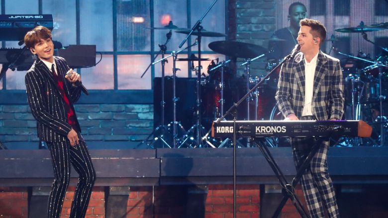 그룹 방탄소년단과 찰리푸스가 2018년 MBC플러스 x 지니 뮤직 어워드(2018 MGA)에서 한 무대에 올라 공연을 선보이고 있다./연합뉴스