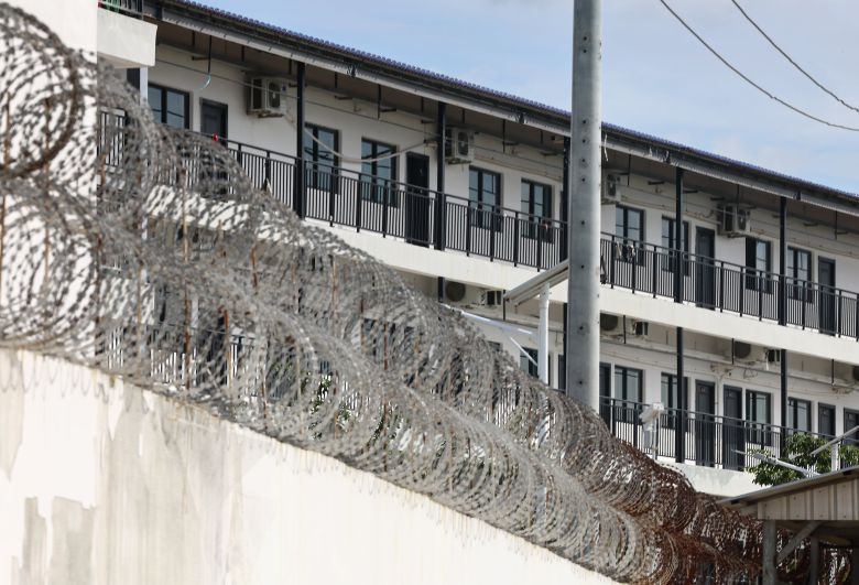 최근 캄보디아에서 한국인 대상 취업사기 및 감금 사건 등 각종 범죄에 연루된 사례가 수면 위로 드러나고 있다. 사진은 16일 캄보디아 프놈펜 인근 온라인 스캠 범죄 단지로 알려진 태자 단지. /뉴스1