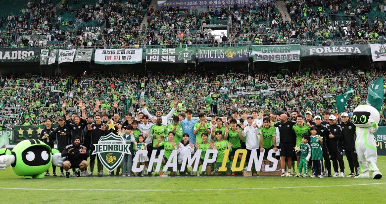 통산 10번째 우승을 달성하고 기념촬영을 한 전북 선수단. / 연합뉴스