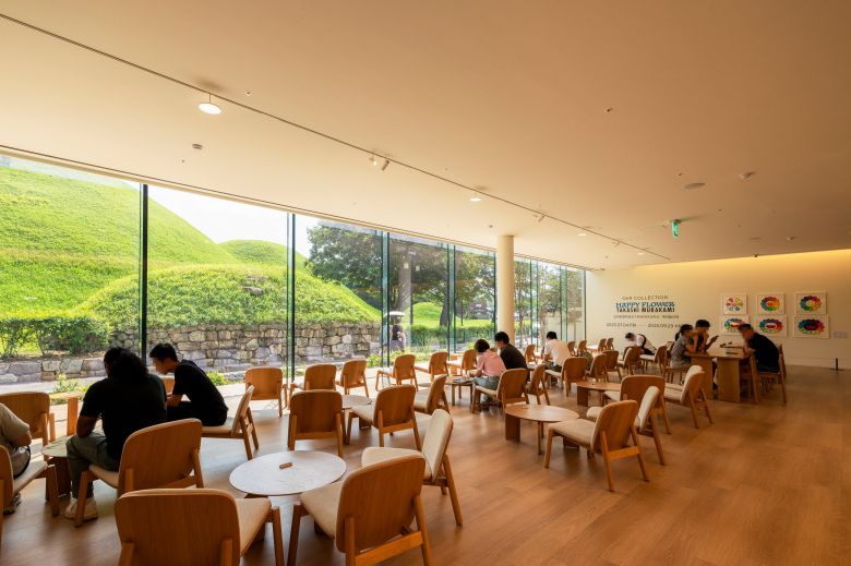 오아르미술관 로비에서 왕릉 뷰를 감상하는 관람객들. /이건송 영상미디어 기자